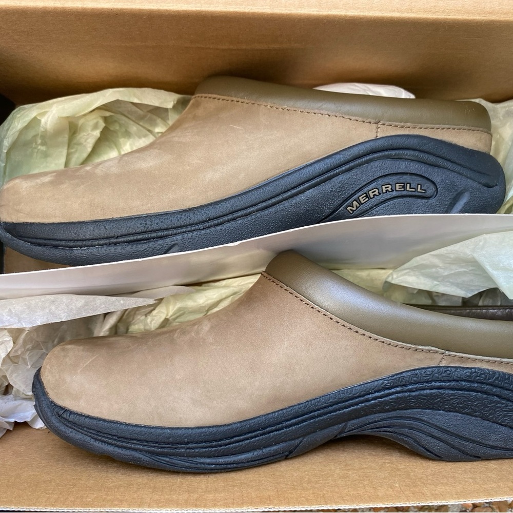 Merrell Women's Tan and Black Slip-On Loafers